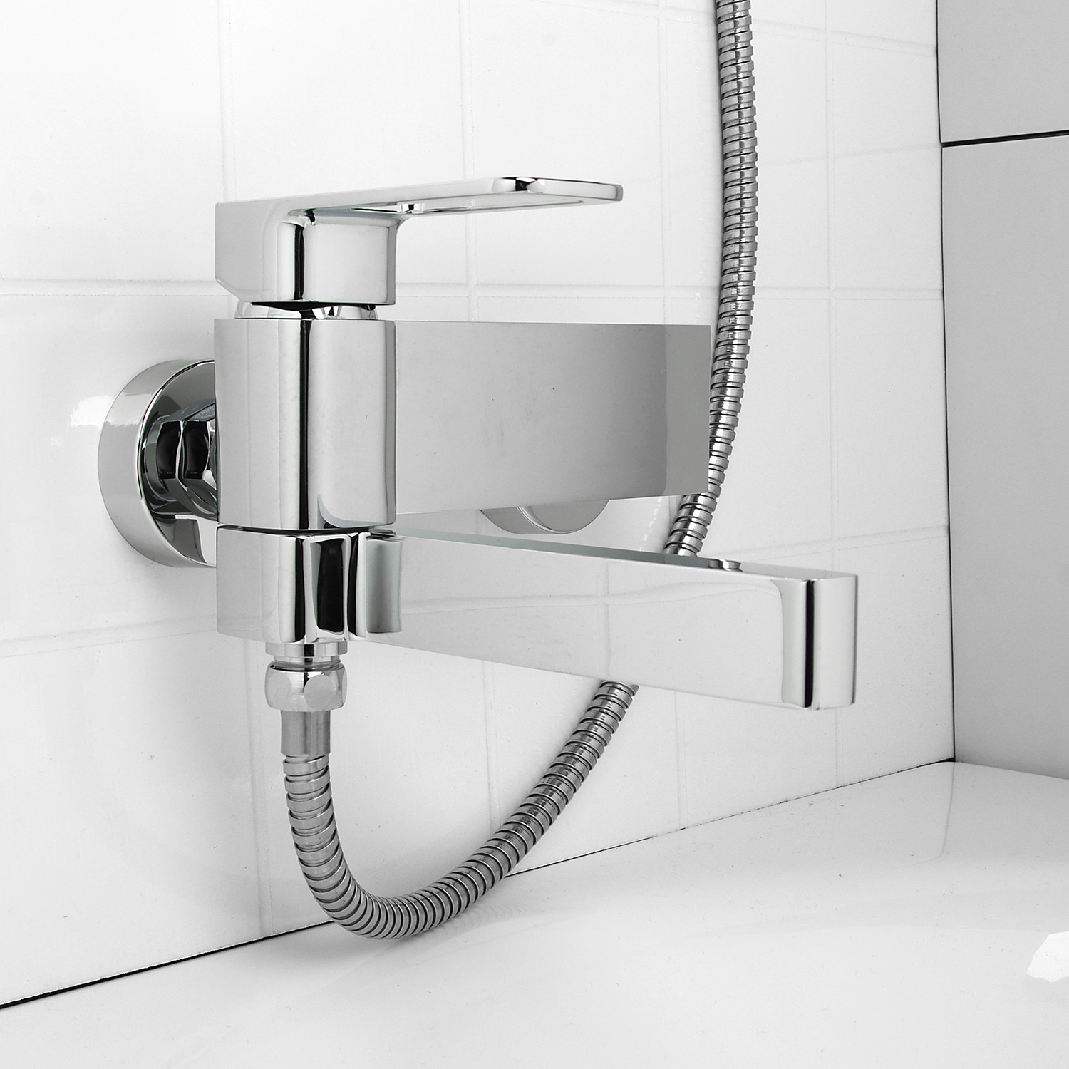 Смеситель для ванны IDDIS Slide, короткий излив, однорычажный