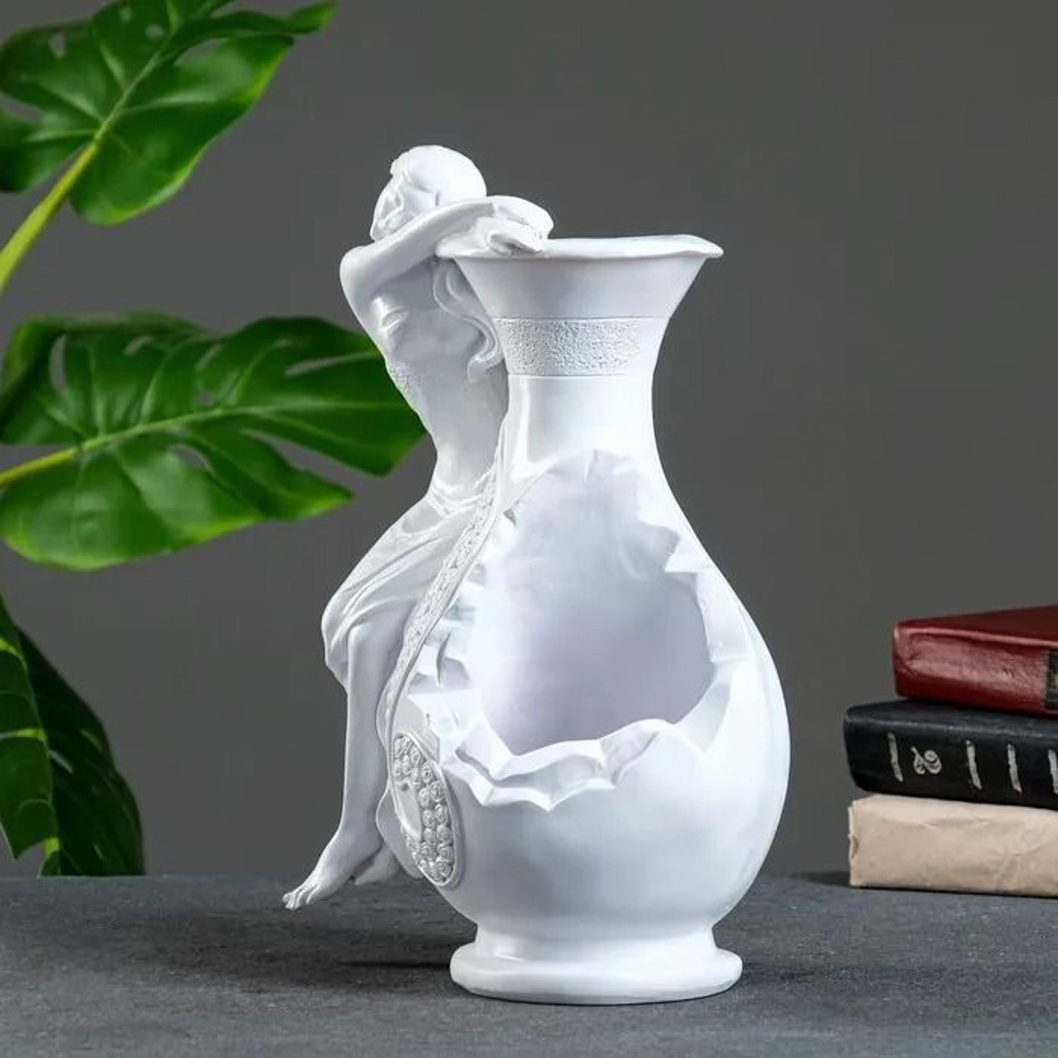 Ваза "Амфора с девушкой" белая 7653154
