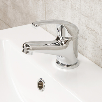 Смеситель для умывальника Potato P1004, короткий излив, рычажный