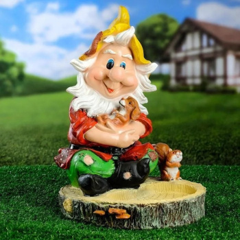 Садовая фигура - кормушка "Гном с белкой" 36х29см 6255351 Садовая фигура - кормушка "Гном с белкой" 36х29см 6255351